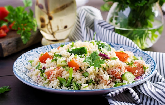 Tradycyjna libańska sałatka Tabbouleh Couscous z pietruszką, pomidorem, ogórkiem, cytryną i oliwą z oliwek Kuchnia Bliskiego Wschodu