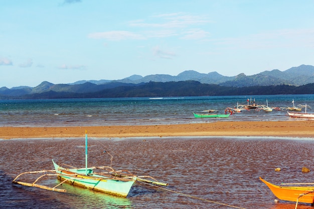 Tradycyjna łódź filipińska na morzu, wyspa Palawan, Filipiny