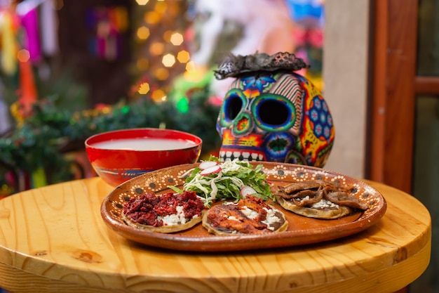 Tradycyjna meksykańska oferta dia de muertos z kawałkami mięsa i pulque