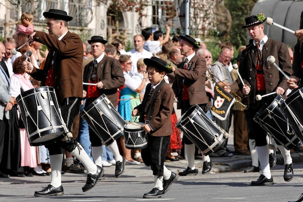 Zdjęcie tradycyjna parada otwierająca festiwal piwa oktoberfest monachium bawaria niemcy