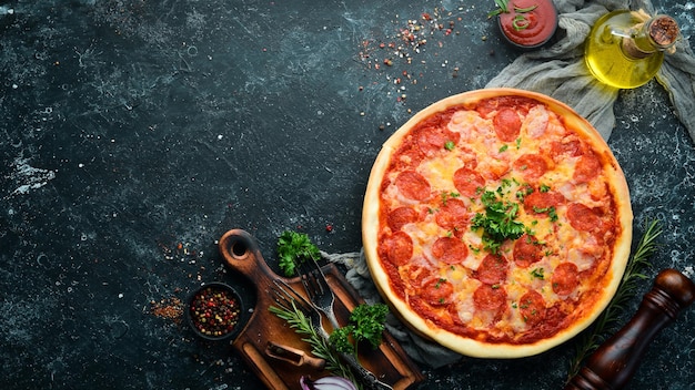 Tradycyjna pizza paperoni Widok z góry wolne miejsce na tekst Styl rustykalny