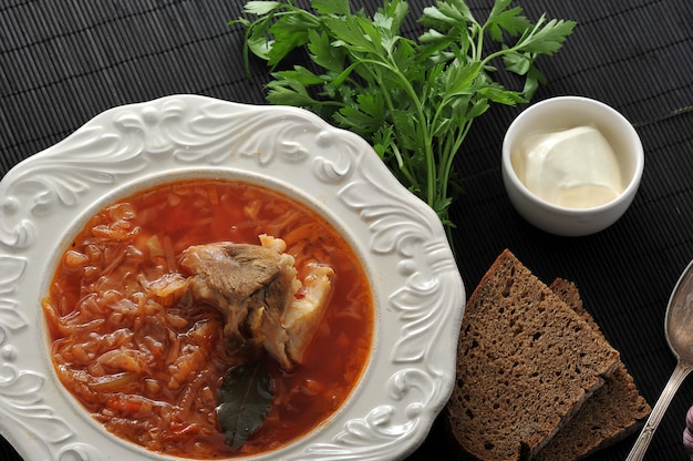 Tradycyjna rosyjska zupa - barszcz z kapustą, kwaśną śmietaną