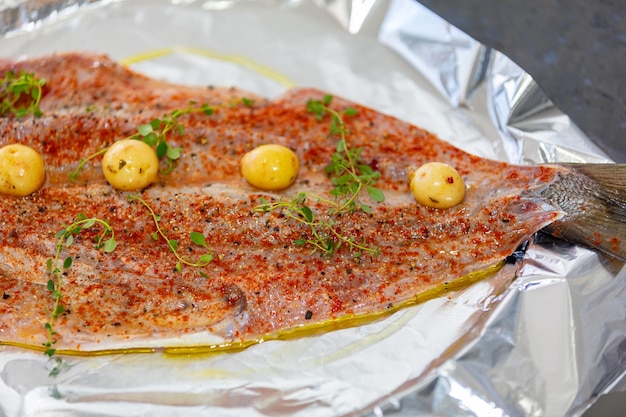 Tradycyjna ryba anchois Pomatomus saltador przyprawiona gotowa do pieczenia w piekarniku