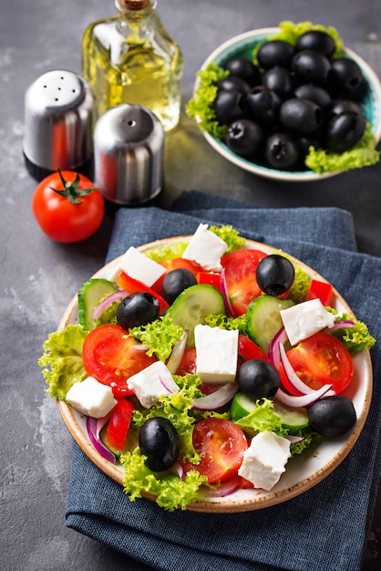 Tradycyjna sałatka grecka z fetą, oliwkami i warzywami