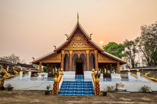 Tradycyjna świątynia buddyjska Laosu w Luang Prabang, Laos. Mnisi sprzątają świątynię w Laosie