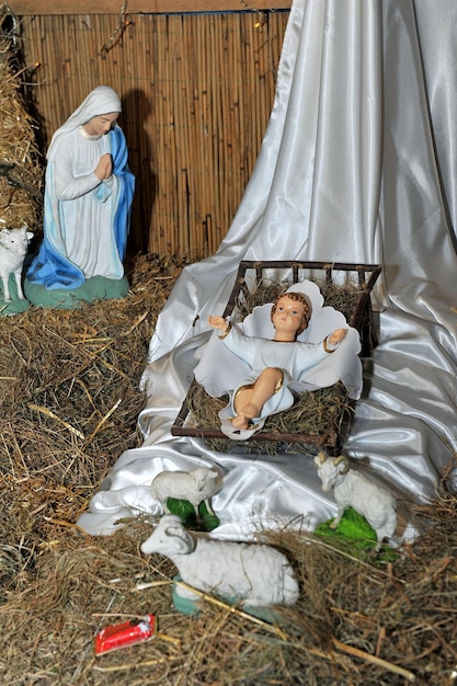 Tradycyjna szopka bożonarodzeniowa z Maryją i Józefem oraz Dzieciątkiem Jezus w żłobie.