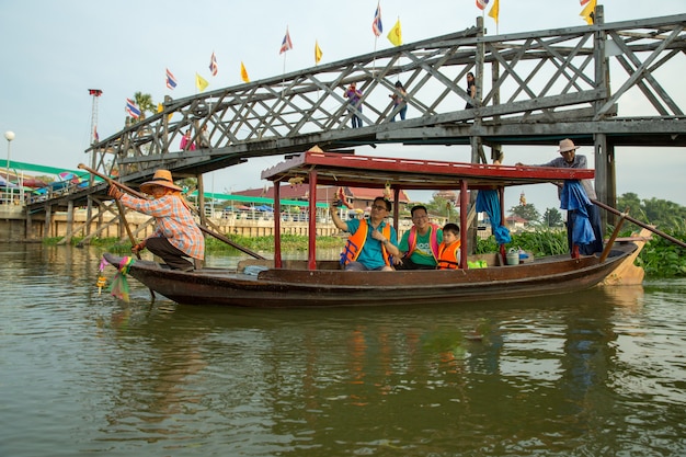 Tradycyjna Tajlandzka Gondoli łódź Z Turystą W Rzece.