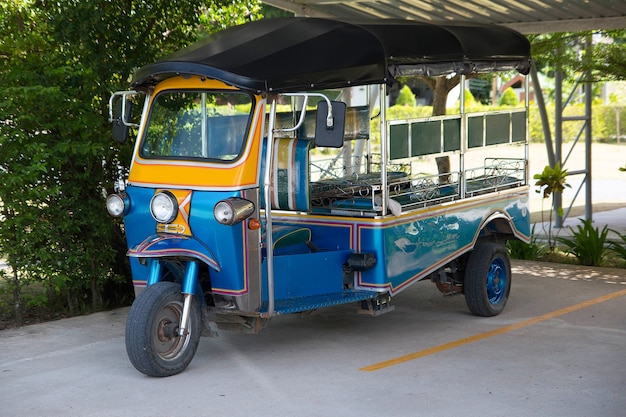 Zdjęcie tradycyjna taksówka blue tuk tuk thai w tajlandii