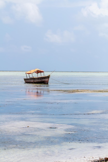 Tradycyjna tanzańska łódź na tle błękitnego nieba i oceanu. Zanzibar.