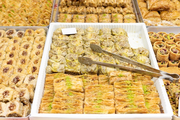 Tradycyjna turecka arabska baklawa deserowa różne rodzaje baklawy na tackach