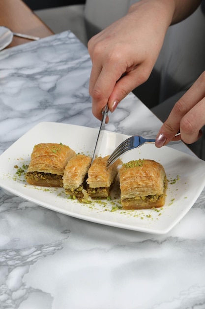 Tradycyjna turecka baklava deserowa z orzechami nerkowca Domowa baklava z orzechami i miodem