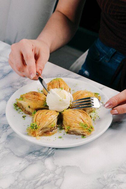 Tradycyjna turecka baklava deserowa z orzechami nerkowca Domowa baklava z orzechami i miodem