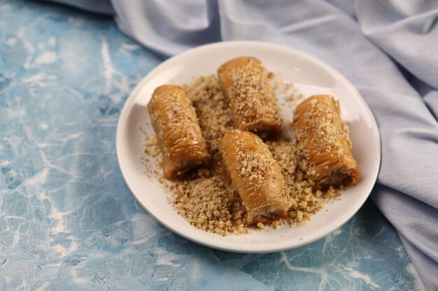 Tradycyjna turecka baklava deserowa z orzechami nerkowca Domowa baklava z orzechami i miodem