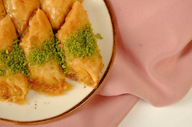 Tradycyjna turecka baklava deserowa z orzechami nerkowca Domowa baklava z orzechami i miodem