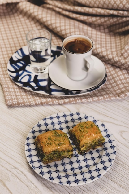 Tradycyjna turecka baklava deserowa z orzechami nerkowca Domowa baklava z orzechami i miodem