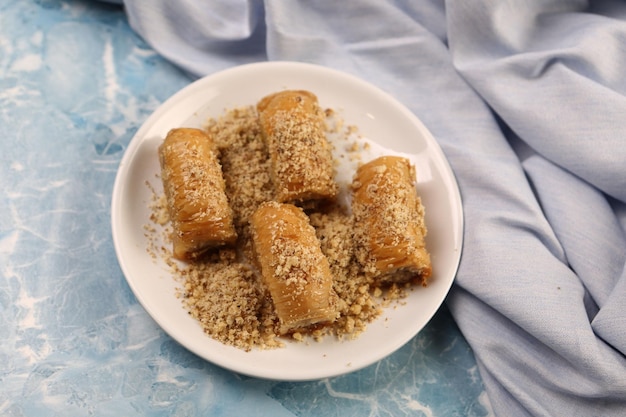 Tradycyjna turecka baklava deserowa z orzechami nerkowca, orzechami włoskimi. Domowa baklawa z orzechami i miodem.