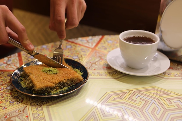 Tradycyjna turecka baklava deserowa z orzechami nerkowca, orzechami włoskimi. Domowa baklawa z orzechami i miodem.