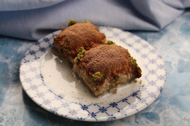 Tradycyjna turecka baklava deserowa z orzechami nerkowca, orzechami włoskimi. Domowa baklawa z orzechami i miodem.