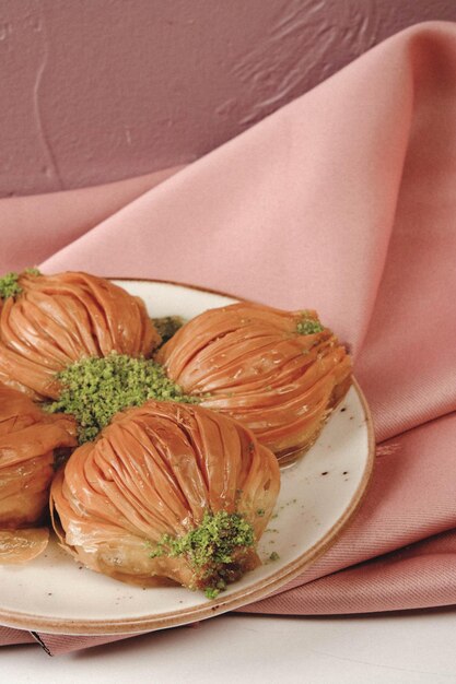 Tradycyjna turecka baklava deserowa z orzechami nerkowca, orzechami włoskimi. Domowa baklawa z orzechami i miodem.