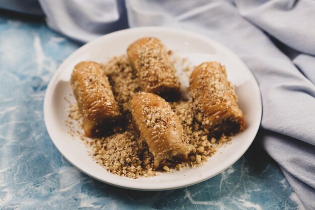 Tradycyjna turecka baklava deserowa z orzechami nerkowca, orzechami włoskimi. Domowa baklawa z orzechami i miodem.