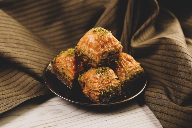 Tradycyjna turecka baklava deserowa z orzechami nerkowca, orzechami włoskimi. Domowa baklawa z orzechami i miodem.