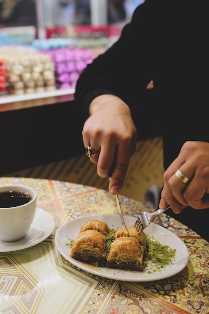 Tradycyjna turecka baklava deserowa z orzechami nerkowca, orzechami włoskimi. Domowa baklawa z orzechami i miodem.