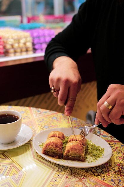 Tradycyjna turecka baklava deserowa z orzechami nerkowca, orzechami włoskimi. Domowa baklawa z orzechami i miodem.