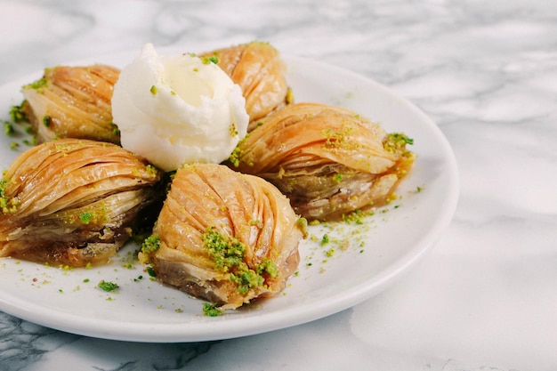 Tradycyjna turecka baklava deserowa z orzechami nerkowca, orzechami włoskimi. Domowa baklawa z orzechami i miodem.