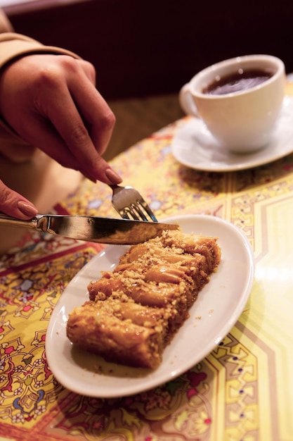 Tradycyjna turecka baklava deserowa z orzechami nerkowca, orzechami włoskimi. Domowa baklawa z orzechami i miodem.