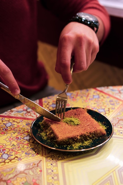 Tradycyjna turecka baklava deserowa z orzechami nerkowca, orzechami włoskimi. Domowa baklawa z orzechami i miodem.