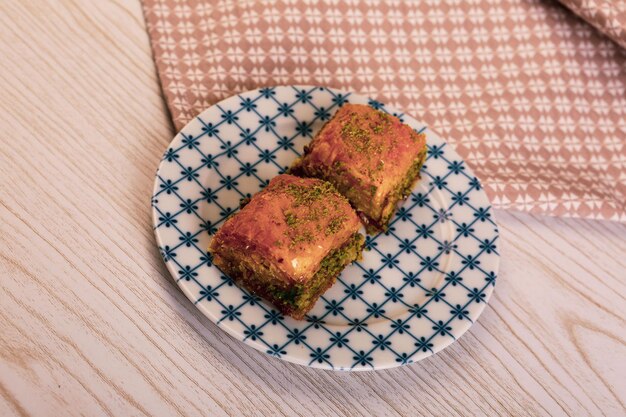 Tradycyjna turecka baklava deserowa z orzechami nerkowca, orzechami włoskimi. Domowa baklawa z orzechami i miodem.