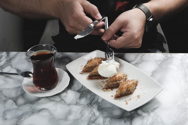 Tradycyjna Turecka Baklava Deserowa Z Orzechami Nerkowca, Orzechami Włoskimi. Domowa Baklawa Z Orzechami I Miodem.