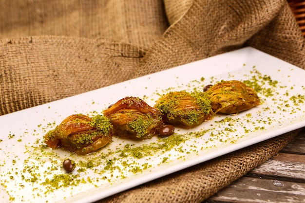 Tradycyjna turecka baklava deserowa z orzechami nerkowca, orzechami włoskimi. Domowa baklawa z orzechami i miodem.