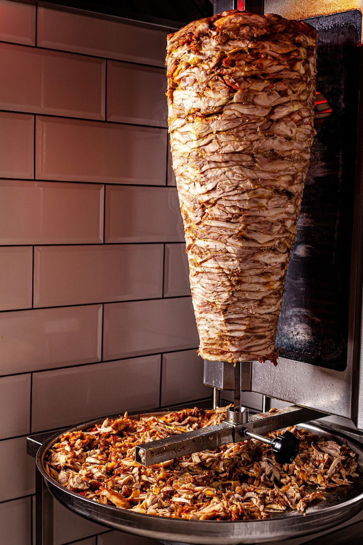 Zdjęcie tradycyjna turecka kuchnia orientalna mięso z kurczaka na kebab na doner
