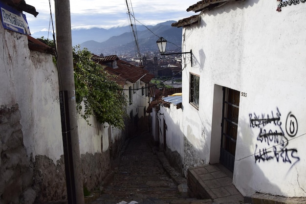 Tradycyjna ulica w stylu kolonialnym Kamienne schody na ulicy starego miasta Cusco