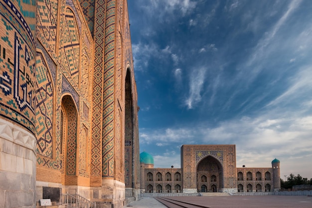 Tradycyjna uzbecka architektura sakralna na placu Registon o wschodzie słońca Samarkanda Uzbekistan