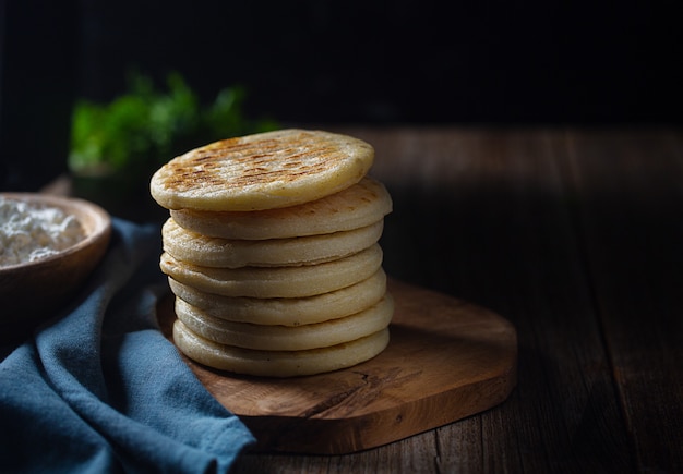 Tradycyjna wenezuelska arepa żywnościowa z mąki kukurydzianej z miejscem na kopię