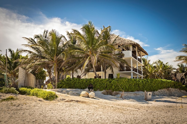 Tradycyjna willa na plaży w meksykańskim Tulum, luksusowy dom na plaży nad morzem, Meksyk