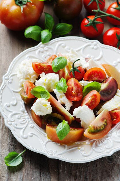 Tradycyjna włoska antipasto caprese z mozzarellą