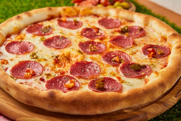 Tradycyjna Włoska Pizza Pepperoni Z Salami, Mozzarellą I Bazylią Na Zielonej Trawie