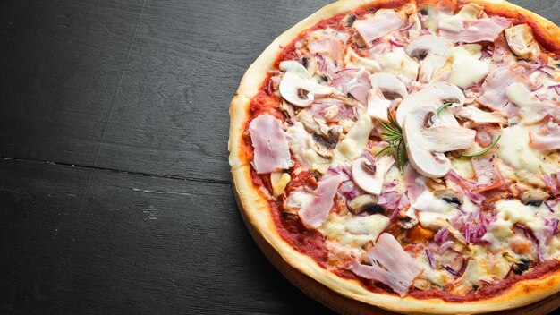 Tradycyjna Włoska Pizza Z Pieczarkami I Boczkiem Widok Z Góry Wolne Miejsce Na Tekst Styl Rustykalny