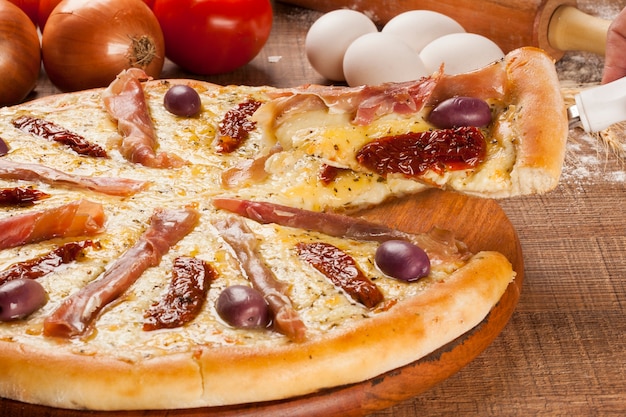 Tradycyjna Włoska Pizza Ze Składnikami Na Drewnianym.