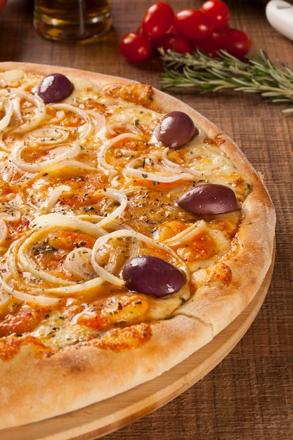 Tradycyjna Włoska Pizza Ze Składnikami Na Drewnianym.