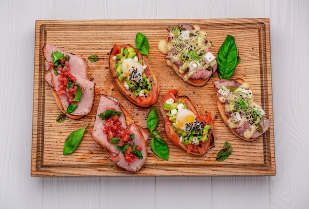Tradycyjna włoska przystawka antipasto bruschetta z warzywami mięsnymi i octem balsamicznym