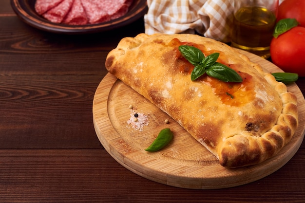 Tradycyjna zamknięta włoska pizza calzone