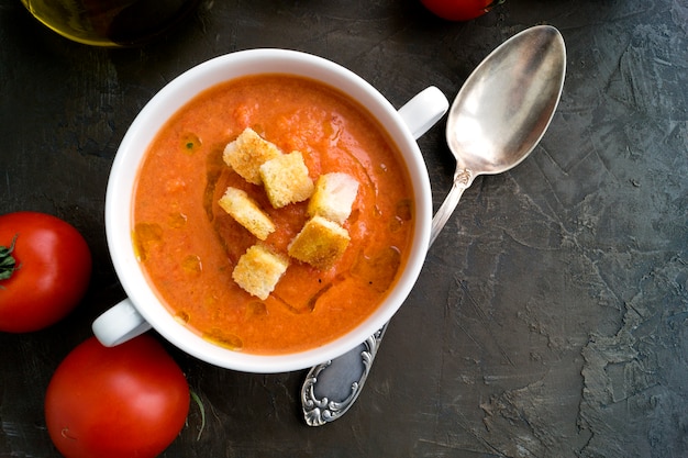 Tradycyjna zimna zupa gazpacho. Hiszpańska, śródziemnomorska kuchnia.