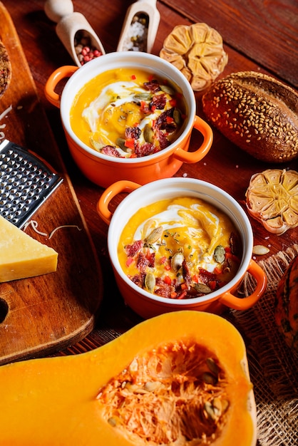 Zdjęcie tradycyjna zupa krem z dyni w stylu rustykalnym. koncepcja zdrowego odżywiania.