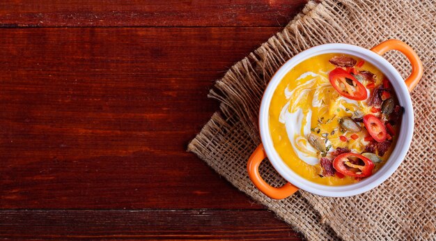 Tradycyjna zupa krem z dyni w stylu rustykalnym. koncepcja zdrowego odżywiania.