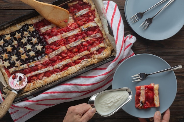 Tradycyjne amerykańskie Święto Niepodległości lub Święto Pracy Truskawkowe Ciasto w Kształcie Flagi, Widok z Góry
