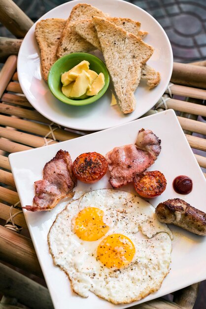 tradycyjne angielskie brytyjskie smażone śniadanie z jajkami, bekonem i kiełbaską